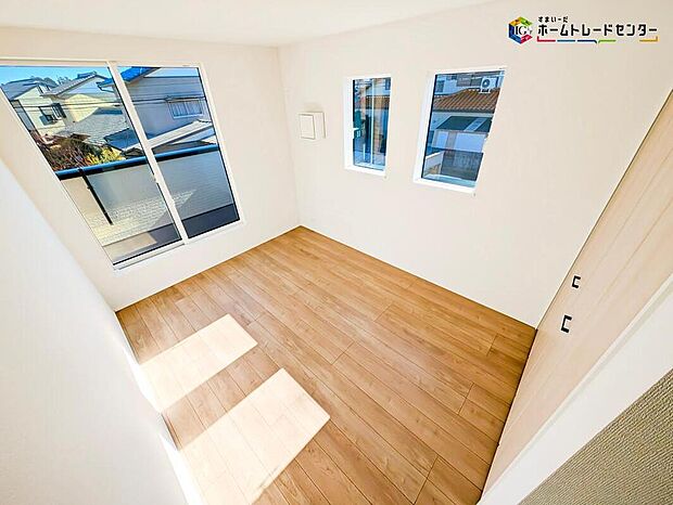 【リビング以外の居室】居室のサッシにはペアガラスを採用、高い断熱性による省エネと結露対策に有効です。室内を快適な空間に代えてくれます。現地の通風や採光も実際にご確認下さいませ。