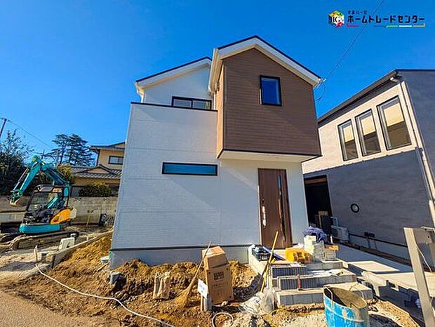 【現地外観写真】完成してからは見ることのできない、施工方法や構造をしっかりとご確認いただけるのが、建築中の住宅の大きなメリットです。資料に載っていない街並みや周辺環境は、ぜひ現地で実際にお確かめください。