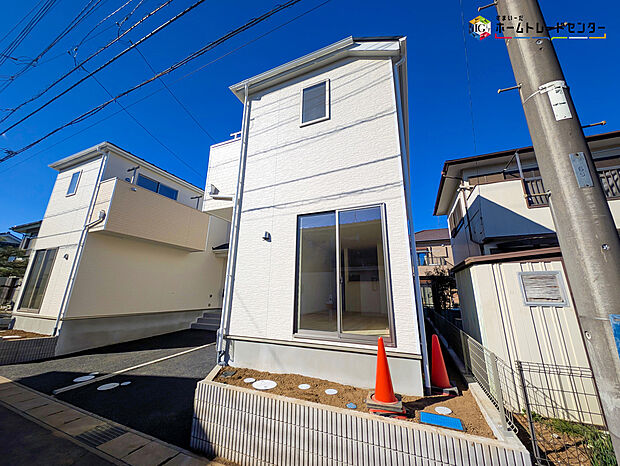 【現地外観写真】嬉しい仕様がたくさん！
オール電化、浴室乾燥機、水回り集中設計、全洋室、リビング収納、ホール物入、防犯カメラ、カースペース1台分等！