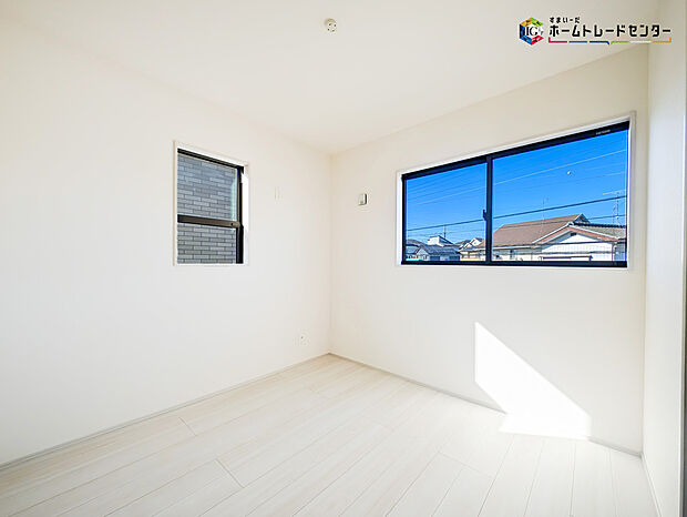 【リビング以外の居室】2面採光を確保した明るい室内は、風通しも良く居心地の良い空間となっております。爽やかな風を感じて起きる朝は、快適生活の始まりに！