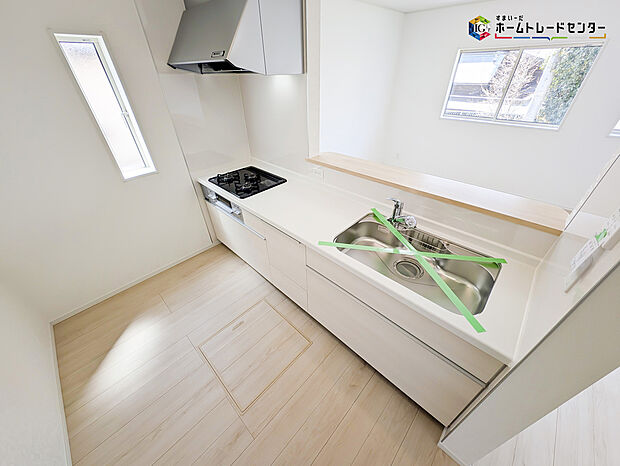 【キッチン】対面式キッチンは、家族のコミュニケーションを育み、子育て家族にも好適なプラン!リビングで寛ぐご家族をいつも感じられます♪会話を楽しみながら家事ができ、小さいお子様がいても安心です!