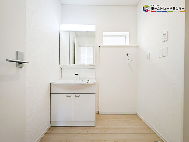 【洗面】白を基調とした爽やかなサニタリースペース。清潔感のある快適空間です。毎日の身支度も気持ち良くお使い頂けます!!高級感があり毎日の身だしなみも気分が上がりますね♪