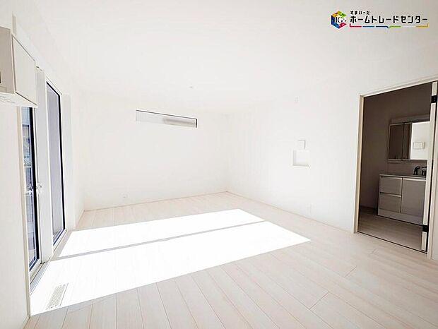 【リビング】やわらかな光が包み込む、家族が集まるリビング・ダイニング。広がりのある住空間、洗練されたデザイン、豊かな収納スペース。それらが日常をより快適に、より心地よいものにしてくれます。