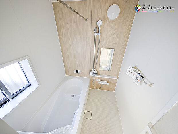【浴室】毎日の疲れを癒す浴室は１坪タイプで、床は乾きやすく、滑りにくい速乾床を採用しておりお子様とのお風呂タイムも安心してゆったりとくつろげます。