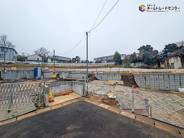 【現地外観写真】嬉しい仕様設備♪
全洋室、水廻り集中設計、リビングイン階段、フリールーム（納戸）、WIC、パントリー、LDK物入、ワイドバルコニー、駐車2台可能等！