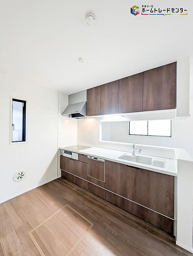 【キッチン】カウンターキッチンになっており、リビングダイニングを見渡せるようになっております♪
お食事の準備をしながらでもご家族とのコミュニケーションを楽しめますね。