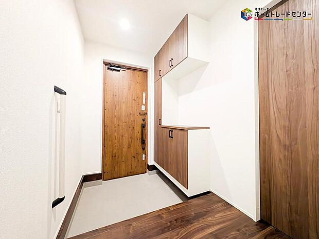 【玄関】明るく清潔感のある玄関でお客様を迎えるスペースをパッと明るい印象に！大容量の収納力で大家族の履物もすっきり収納できます♪ウッドテイストの玄関ドアがお洒落です。