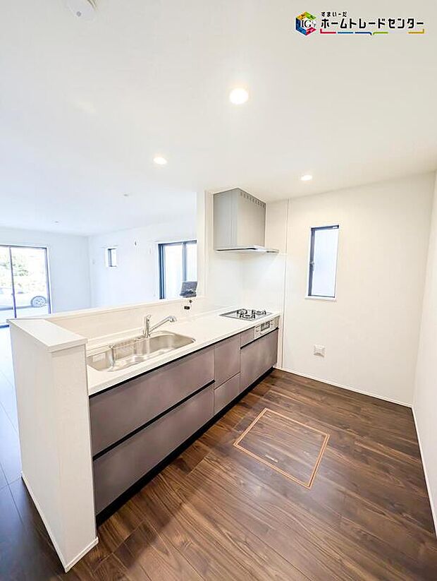 【キッチン】人気の対面式キッチン♪お食事の準備をしながらでもご家族とのコミュニケーションを楽しめます♪お子様のお手伝いも増えそうですね♪