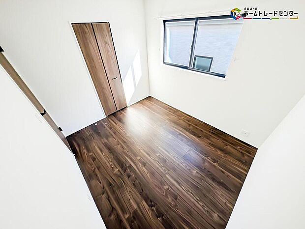 【リビング以外の居室】居室のサッシにはペアガラスを採用、高い断熱性による省エネと結露対策に有効です。室内を快適な空間に代えてくれます。現地の通風や採光も実際にご確認下さいませ。