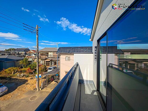 【バルコニー】心地よい陽射しや暖かな風を楽しむことが出来る広々バルコニーです！晴れた日にはたっぷりの洗濯物や布団を干せます！