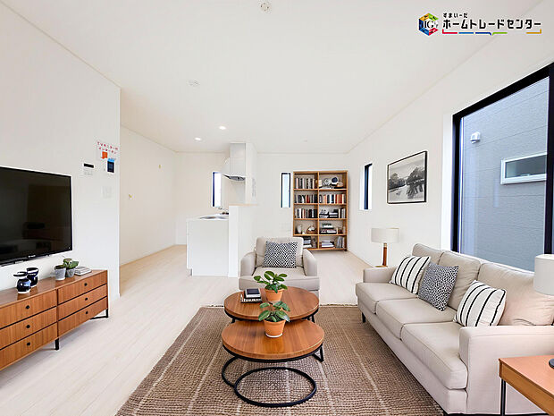 【リビング】インテリアプランが考えやすいワイドなリビング♪広々としたLDKに、自分好みのインテリアでレイアウト。季節ごとに模様替えなども、楽しみの一つとなりそうです
※こちらの写真は、家具をCGで合成したものです