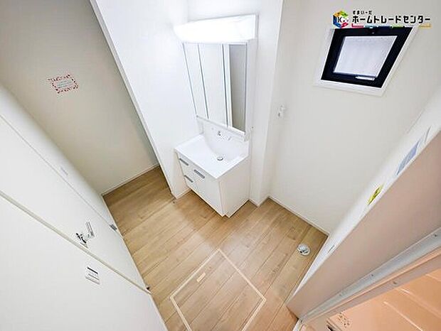 【洗面台・洗面所】散らかりがちな洗面台も三面鏡の後ろの収納でスッキリ♪
三面鏡の後ろ以外にも収納がございますので、ちょっとした生活用品等の収納もできます!