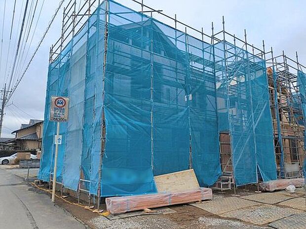 【現地写真】嬉しい仕様設備♪
全洋室、水廻り集中設計、リビングイン階段、WIC、ホール物入、ワイドバルコニー、駐車2台可能等!