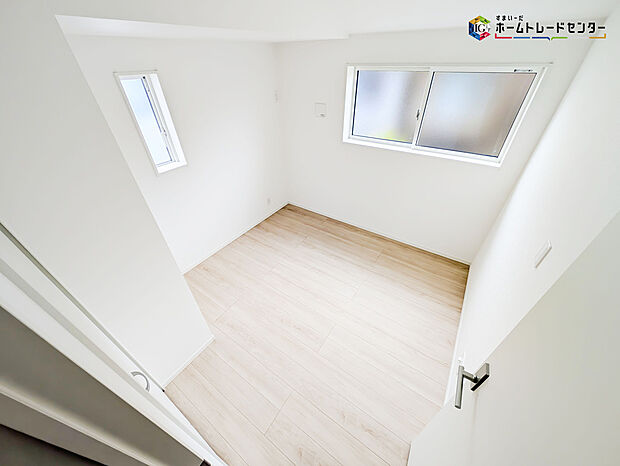 【リビング以外の居室】2面採光を確保した明るい室内は、風通しも良く居心地の良い空間となっております。爽やかな風を感じて起きる朝は、快適生活の始まりに！