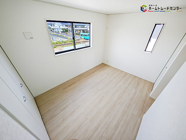 【リビング以外の居室】2面採光を確保した明るい室内は、風通しも良く居心地の良い空間となっております。爽やかな風を感じて起きる朝は、快適生活の始まりに！