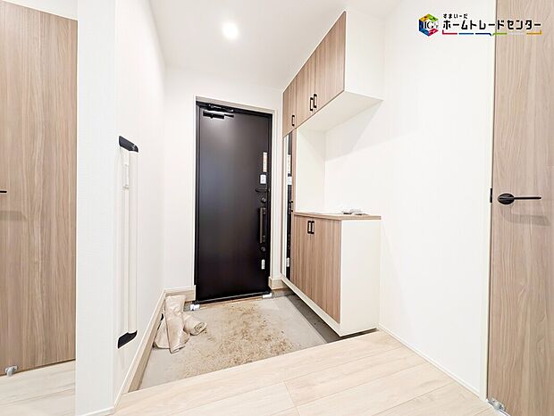 【玄関】明るく清潔感のある玄関でお客様を迎えるスペースをパッと明るい印象に!大容量の収納力で大家族の履物もすっきり収納できます♪ウッドテイストの玄関ドアがお洒落です。