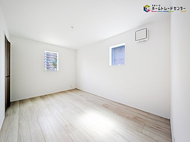 【リビング以外の居室】2面採光を確保した明るい室内は、風通しも良く居心地の良い空間となっております。爽やかな風を感じて起きる朝は、快適生活の始まりに!