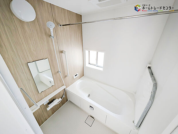 【浴室】毎日の疲れを癒す浴室は1坪タイプで、床は乾きやすく、滑りにくい速乾床を採用しておりお子様とのお風呂タイムも安心してゆったりとくつろげます。