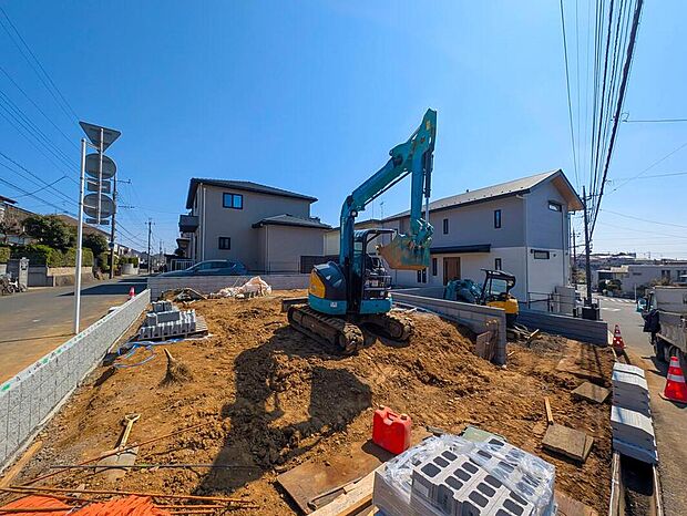 【現地外観写真】嬉しい仕様がたくさん！
全居室南向き、玄関吹抜け、WIC、土間収納、フリーコーナー、LDK可動棚、ホール物入、インナーバルコニー×2、庭、駐車2台可能等！