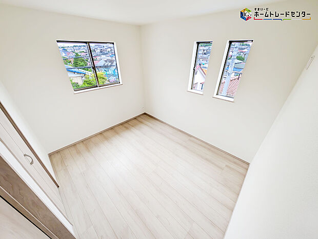 【リビング以外の居室】2面採光を確保した明るい室内は、風通しも良く居心地の良い空間となっております。爽やかな風を感じて起きる朝は、快適生活の始まりに!