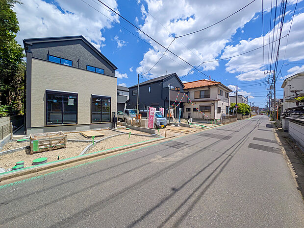 【前面道路含む現地写真】2026年5月完成予定！
平日・お仕事帰りなど、いつでもご案内致します！
お気軽にお問い合わせ下さい♪