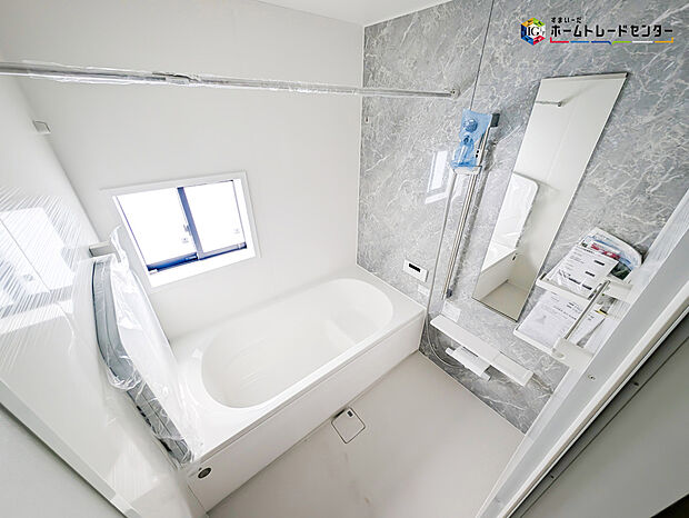【浴室】毎日の疲れを癒す浴室は1坪タイプで、床は乾きやすく、滑りにくい速乾床を採用しておりお子様とのお風呂タイムも安心してゆったりとくつろげます。