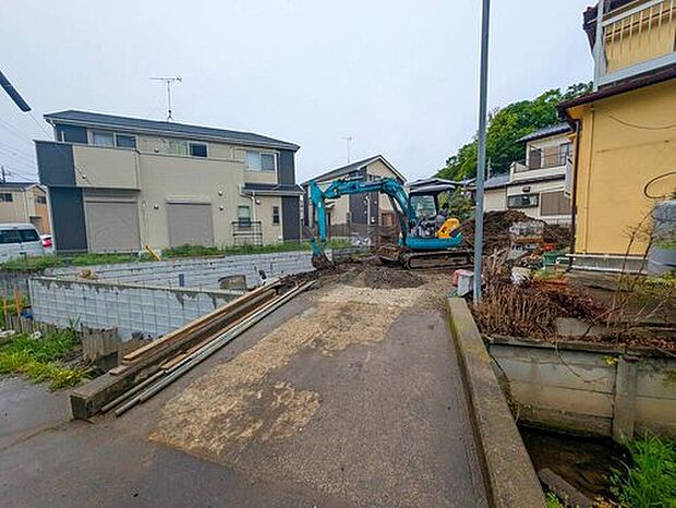【現地外観写真】嬉しい仕様がたくさん!
南向き、全洋室、浴室乾燥機、水廻り集中設計、リビングイン階段、WIC、セカンド洗面台、宅配BOX、南面バルコニー、南庭、駐車2台可能(車種による)等♪