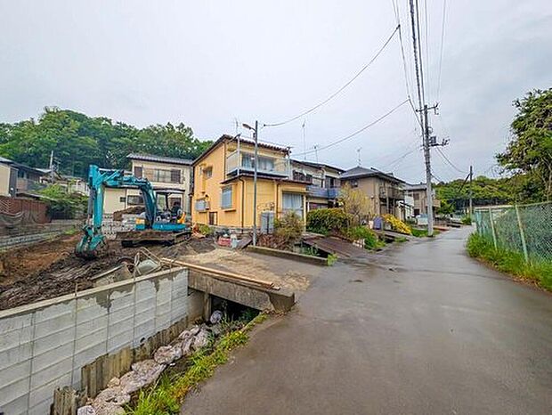 【前面道路含む現地写真】2026年8月完成予定!
平日・お仕事帰りなど、いつでもご案内致します!
お気軽にお問い合わせ下さい♪