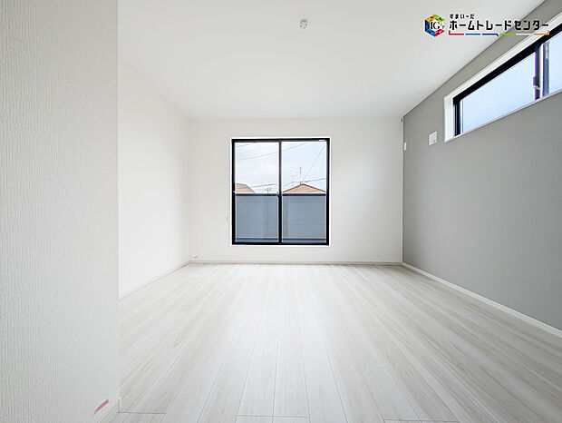 【リビング以外の居室】2面採光を確保した明るい室内は、風通しも良く居心地の良い空間となっております。爽やかな風を感じて起きる朝は、快適生活の始まりに!