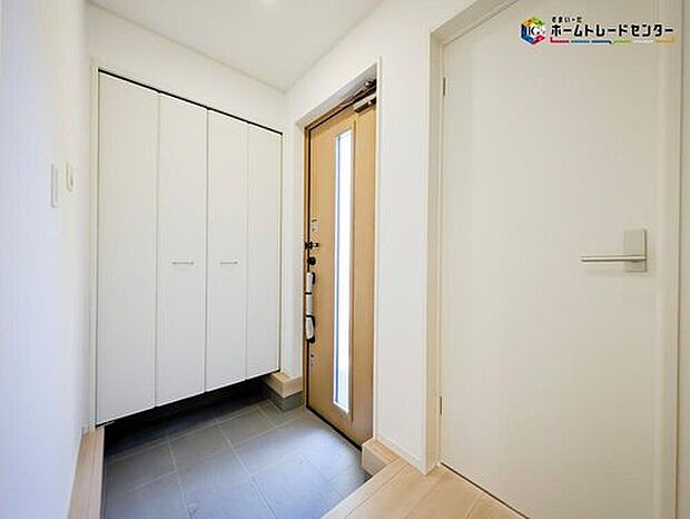 【玄関】ガラススリットの入った玄関ドアは室内に光を届けてくれる大事な存在です。