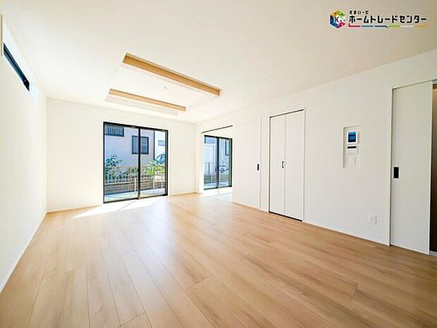 【リビング】窓から差し込む陽光は、時間の経過とともに位置を変え、部屋に変化と温もりをもたらしてくれます♪あたたかい光が差し込む、温もりあふれるお住まいです♪