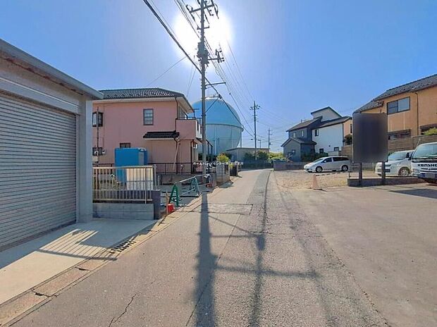 【前面道路含む現地写真】2026年8月完成予定！
平日・お仕事帰りなど、いつでもご案内致します！
お気軽にお問い合わせ下さい♪