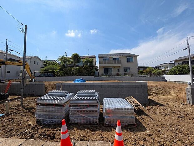 【現地外観写真】嬉しい仕様がたくさん！浴室乾燥機、全洋室、WIC、ファミリークローク、フリーコーナー、土間収納、ホール物入、ワイドバルコニー、庭、駐車1～2台可能等！