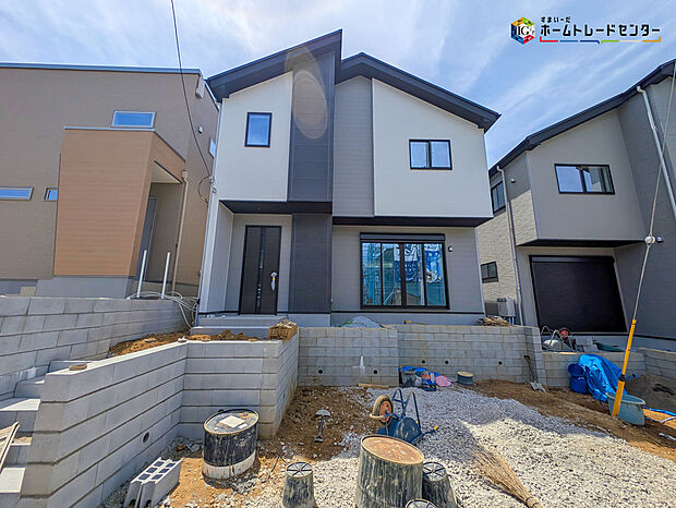 【現地外観写真】嬉しい設備仕様♪
角地、食洗機、浴室乾燥暖房機、全洋室、WIC、SIC、リビング収納、スタディーカウンター、南面バルコニー、駐車2台可能等♪