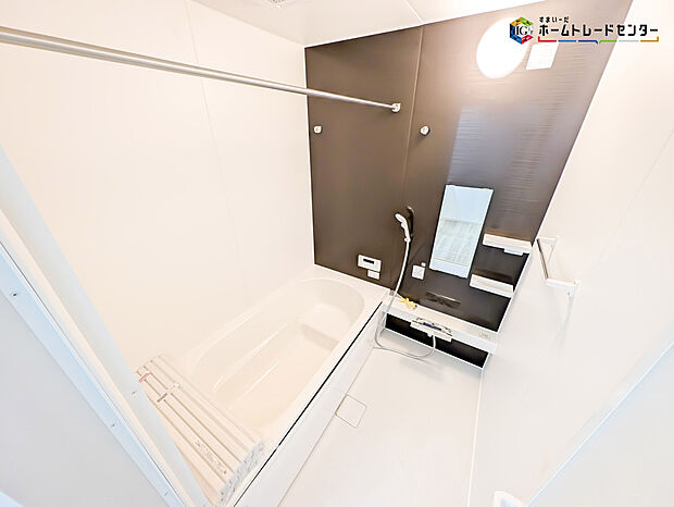 【浴室】毎日の疲れを癒す浴室は1坪タイプで、床は乾きやすく、滑りにくい速乾床を採用しておりお子様とのお風呂タイムも安心してゆったりとくつろげます。