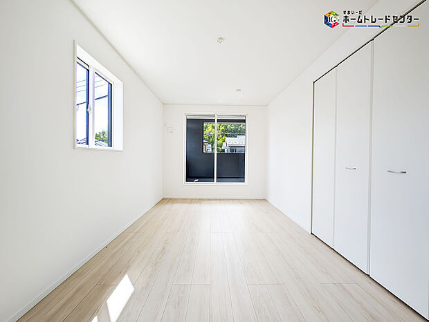 【リビング以外の居室】2面採光を確保した明るい室内は、風通しも良く居心地の良い空間となっております。爽やかな風を感じて起きる朝は、快適生活の始まりに!