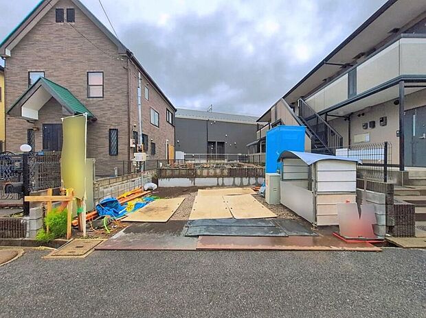 【現地外観写真】嬉しい仕様がたくさん！
浴室乾燥機、水廻り集中設計、全洋室、ファミリークローク、SIC、リビング収納、インナーバルコニー、庭、宅配BOX、駐車2台可能（車種による）等♪