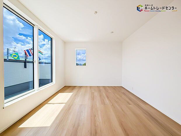 【リビング以外の居室】2面採光を確保した明るい室内は、風通しも良く居心地の良い空間となっております。爽やかな風を感じて起きる朝は、快適生活の始まりに！