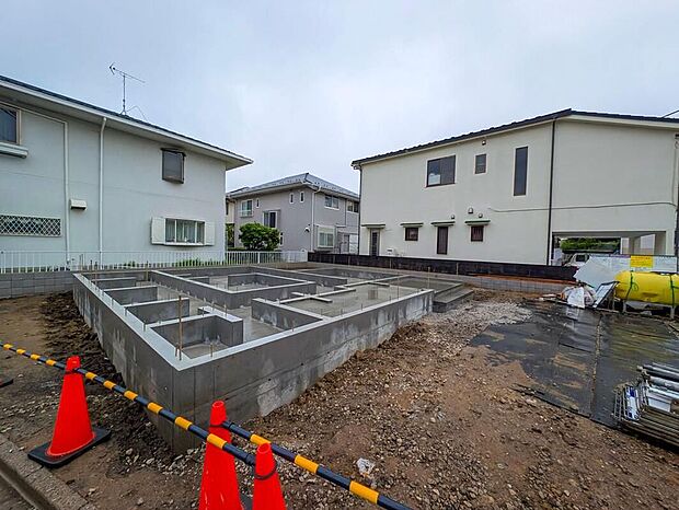 【現地外観写真】嬉しい仕様がたくさん!浴室乾燥機、水廻り集中設計、全洋室、WIC、SIC、リビング収納、ホール物入、人感センサー付きライト、駐車2台可能等♪
