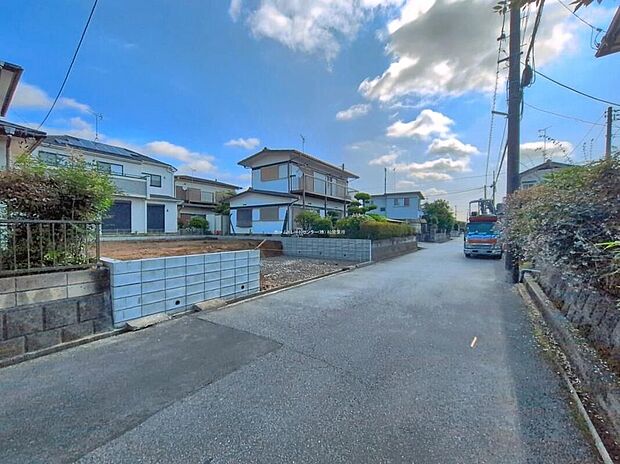 【前面道路含む現地写真】2026年9月完成予定！平日・お仕事帰りなど、いつでもご案内致します！お気軽にお問い合わせ下さい。