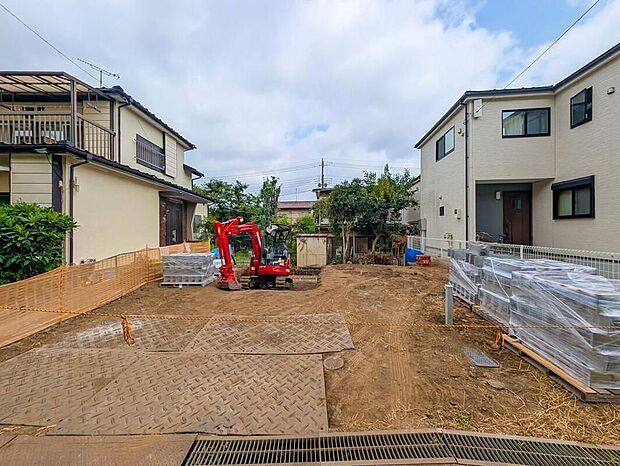 【現地外観写真】嬉しい仕様がたくさん!全居室南向き、全洋室、WIC、ホール物入、南面ワイドバルコニー、南庭、駐車2台可能等!