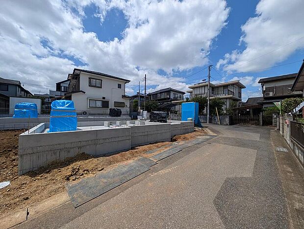 【前面道路含む現地写真】2026年10月完成予定！
平日・お仕事帰りなど、いつでもご案内致します！
お気軽にお問い合わせ下さい♪