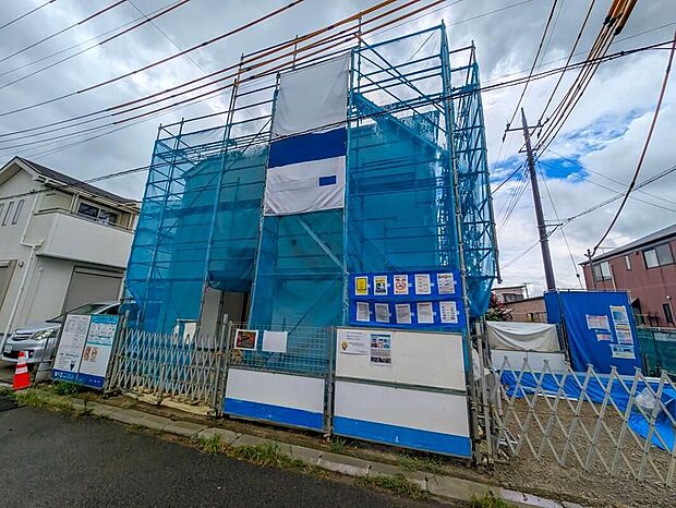 【現地外観写真】嬉しい仕様がたくさん!角地、浴室乾燥機、全洋室、WIC、リビング収納、ホール物入、インナーバルコニー、駐車2台可能等♪