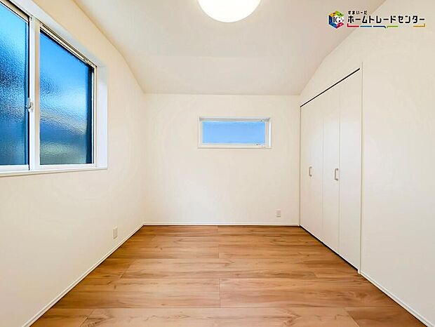 【リビング以外の居室】2面採光を確保した明るい室内は、風通しも良く居心地の良い空間となっております。爽やかな風を感じて起きる朝は、快適生活の始まりに！