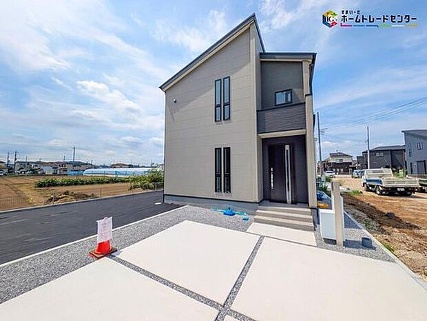 【現地外観写真】堂々完成!
全棟広々敷地61坪超、陽当たり良好の全10邸!
便利なランドリールームやワークスペース、WIC・パントリー等、収納も充実のプランです!