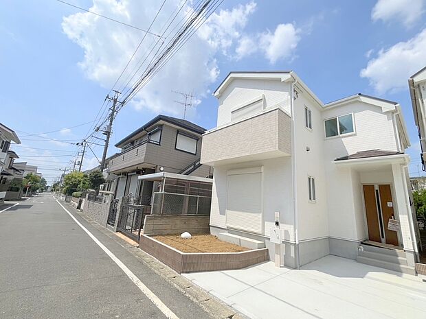 ◆南向きの大きな窓から明るい陽射しがたっぷり入ります。一日を通して陽射しをしっかり取り込んでくれる2面採光なので、夜まで照明いらずで過ごせます♪