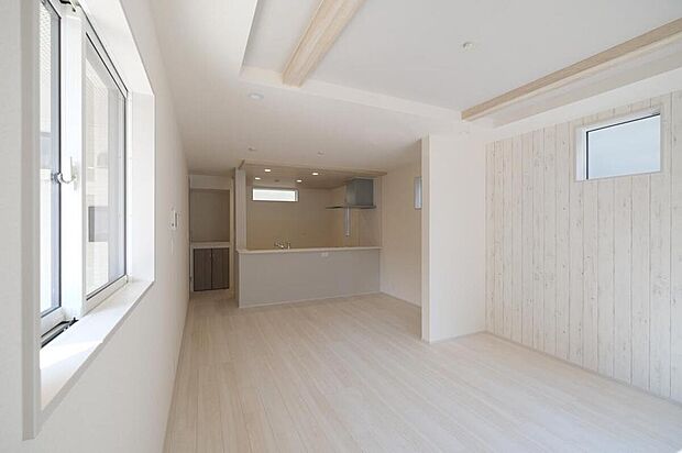 ◆南向きの大きな窓から明るい陽射しがたっぷり入ります。一日を通して陽射しをしっかり取り込んでくれる2面採光なので、夜まで照明いらずで過ごせます♪