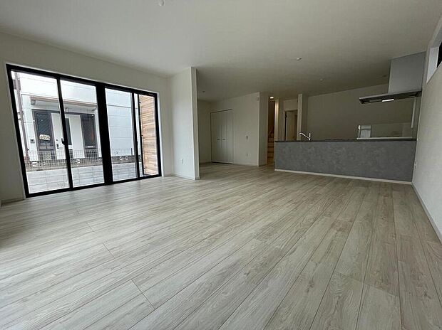 ◆南向きの大きな窓から明るい陽射しがたっぷり入ります。一日を通して陽射しをしっかり取り込んでくれる2面採光なので、夜まで照明いらずで過ごせます♪