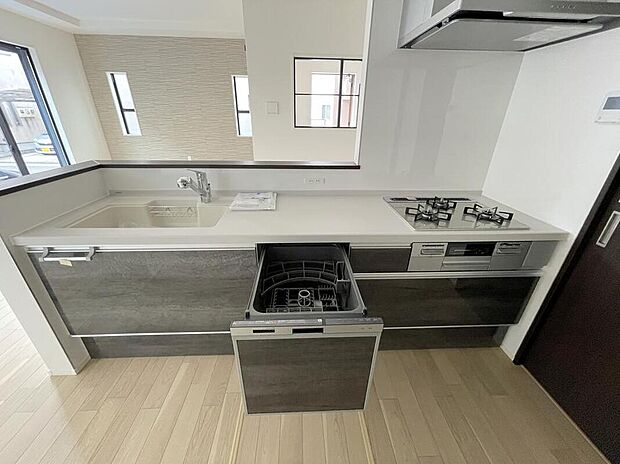 ◆人気の対面式キッチン。お食事の準備をしながらでもご家族とのコミュニケーションを楽しめます♪ぜひご見学の際にはキッチンに立ち、生活をイメージしてください。