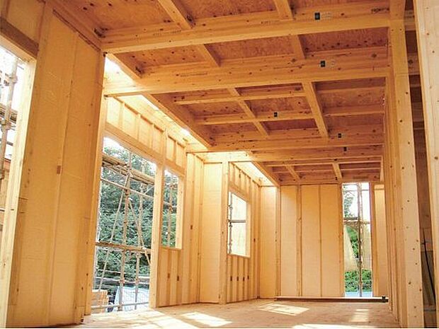 【水に強い成形型断熱材「ポリスチレンフォーム」】
屋外からの湿気の影響を受けやすい外壁と１階床に”水に強い成形型断熱材”ポリスチレンフォームを採用。